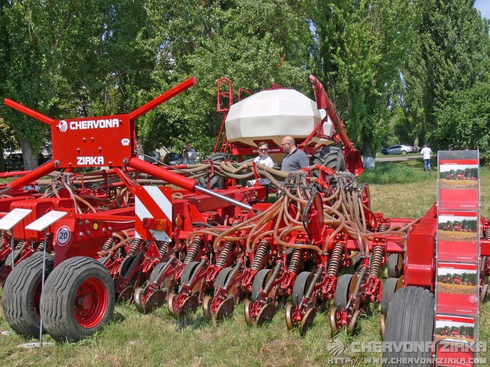 “Chervona zirka” has presented new machines at the field Day “The machines of successful production”
